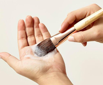 How To Clean Your Make-up Brushes The Right Way